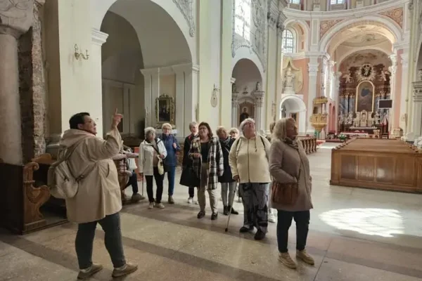 Trzemeszno: członkowie stowarzyszenia „Promyk” zwiedzili bazylikę z przewodnikiem