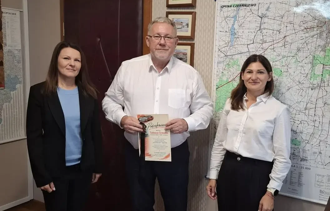 Burmistrz Czerniejewa podziękował działaczkom klubu sportowego za organizację zawodów lekkoatletycznych