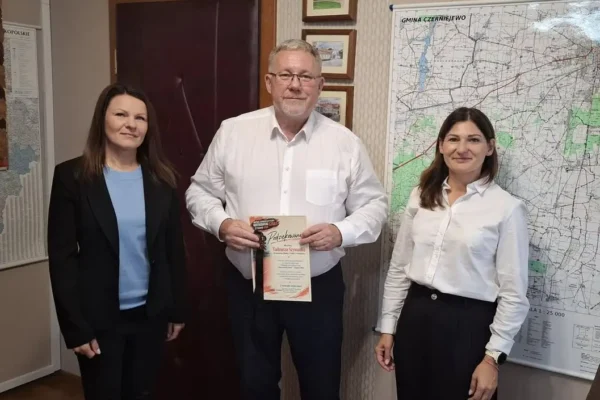 Burmistrz Czerniejewa podziękował działaczkom klubu sportowego za organizację zawodów lekkoatletycznych