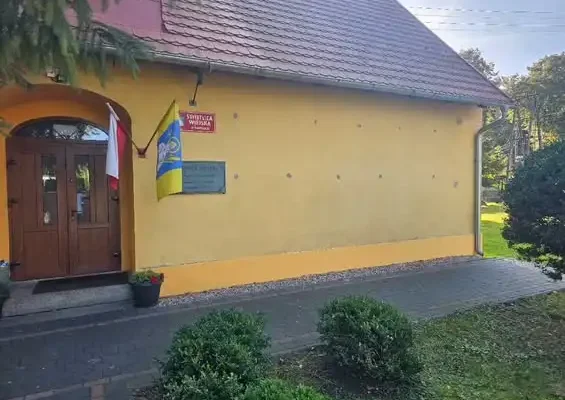 Mural z Hipolitem Cegielskim ozdobił świetlicę w Ławkach