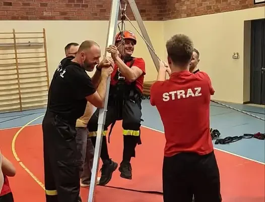 Młodzi strażacy z Lednogóry szkolili się z ratownictwa wysokościowego