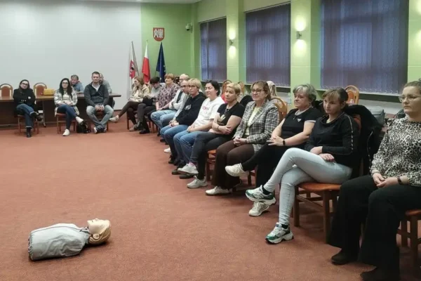 Mieszkańcy gminy Czerniejewo uczyli się ratować życie – szkolenie z defibrylatora AED