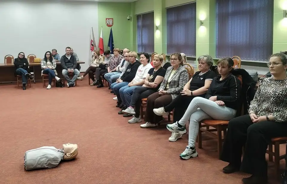Mieszkańcy gminy Czerniejewo uczyli się ratować życie – szkolenie z defibrylatora AED