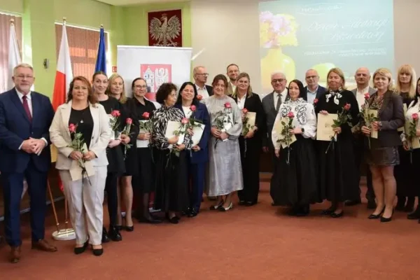 Dzień Edukacji Narodowej w Gminie Czerniejewo – burmistrz nagrodził nauczycieli i pracowników oświaty